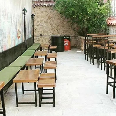 Funky Monkey Hostel&pub *
