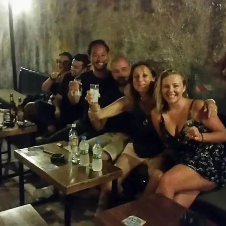 Funky Monkey Hostel&pub אכסניה